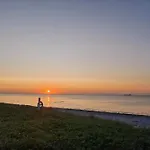 Coastal With And Sauna 度假居