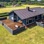 Coastal With And Sauna 度假居 *