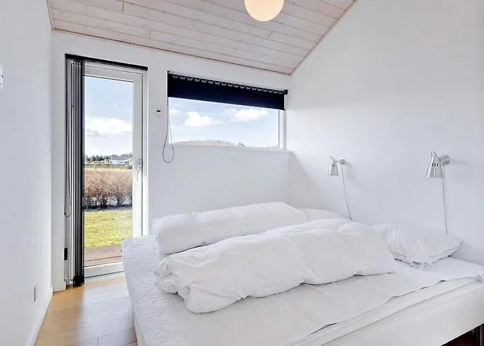 10 Person In Rudkobing-by Traum